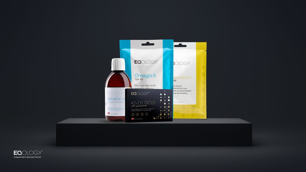 Omega-3-Testkit und Vitamin-K2+D3-Testkit von Eqology neben einer Flasche Pure Arctic Oil und einer Packung K2+D3 Gold